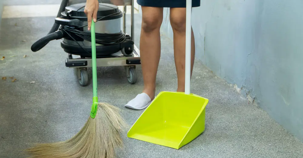 Cleaner praised after leaving brutally honest note for 'cruel' boss on her last day