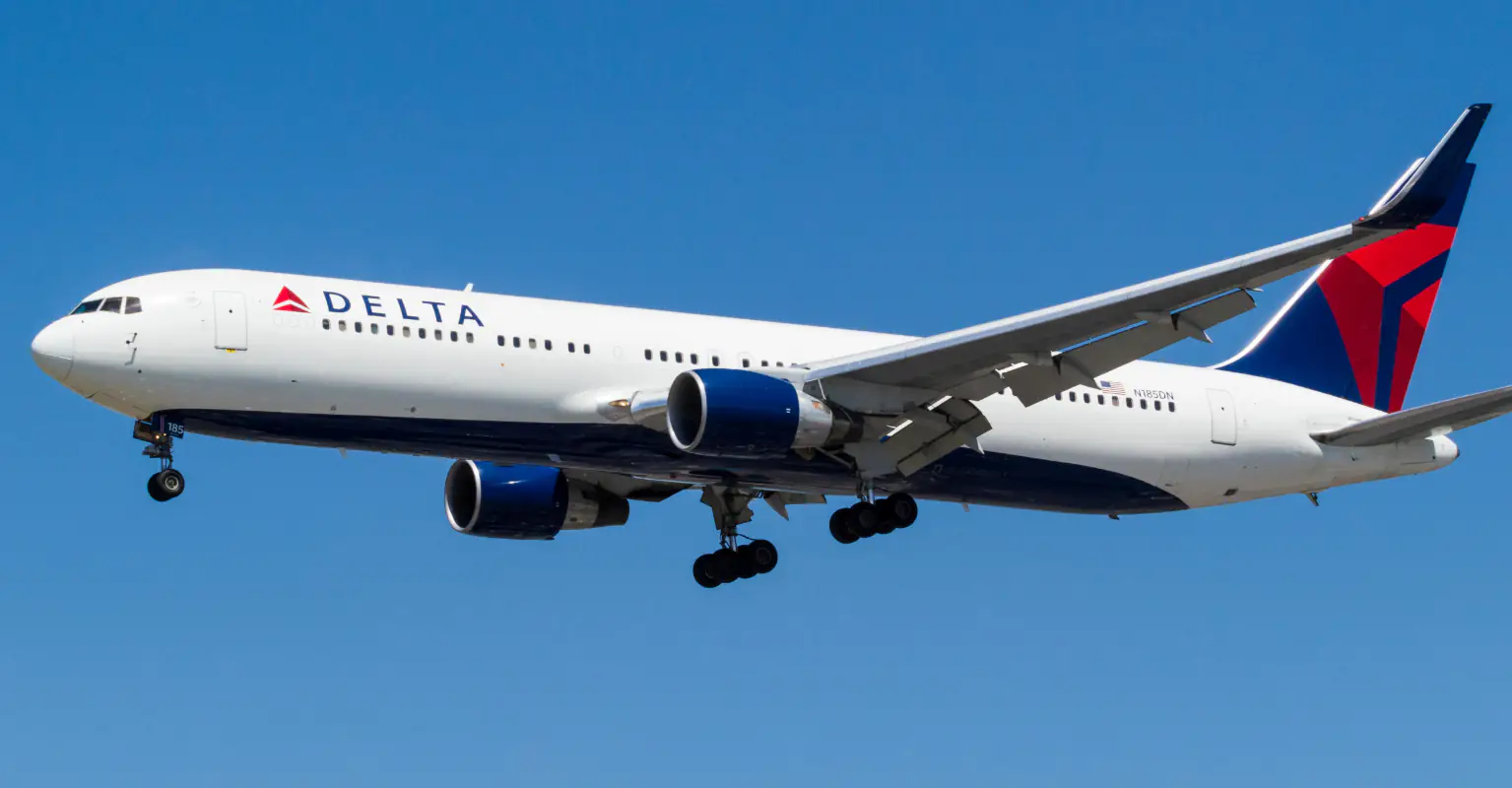 Passengers applaud as woman gives birth mid-flight while traveling to Hawaii