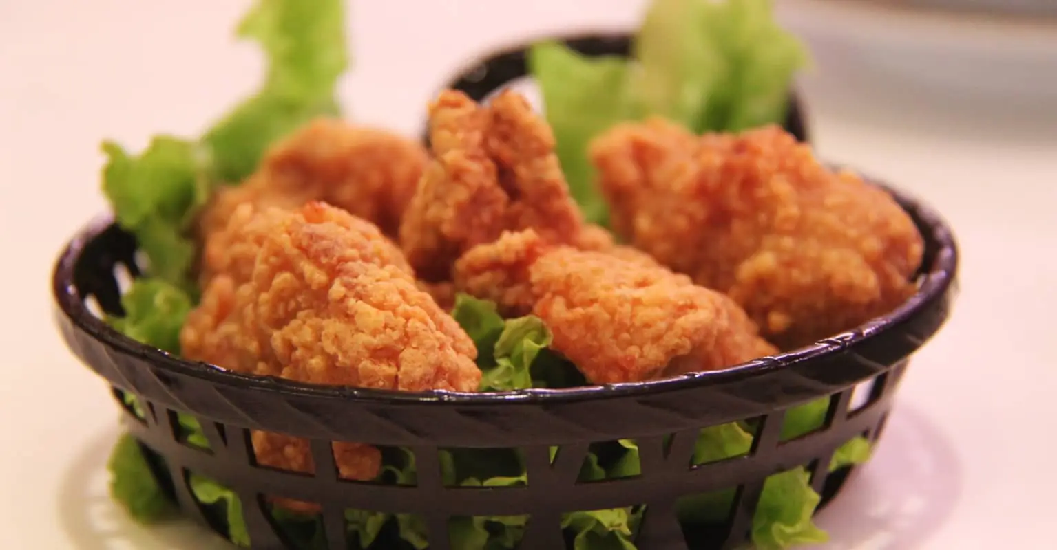 Unfazed man continues eating his chicken wings while being robbed at gunpoint