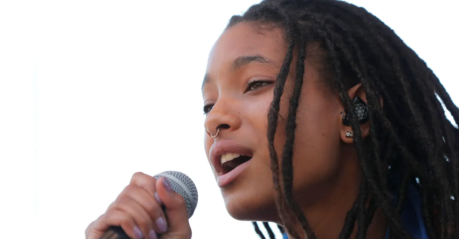 Willow Smith stops singing as she shaves her head onstage during 'Whip My Hair' performance