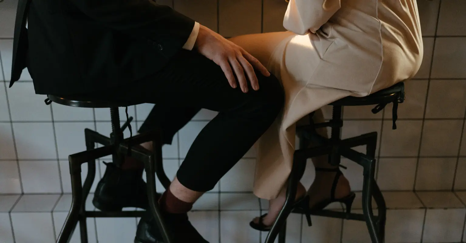 Teen shares 'uncomfortable' video showing guy repeatedly trying to flirt with her while she works