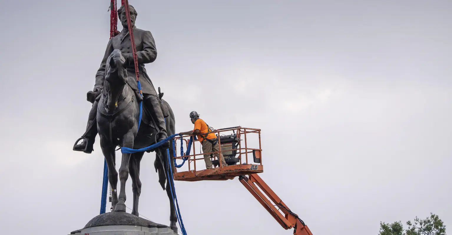 Workers remove Robert E. Lee's statue from Virginia street