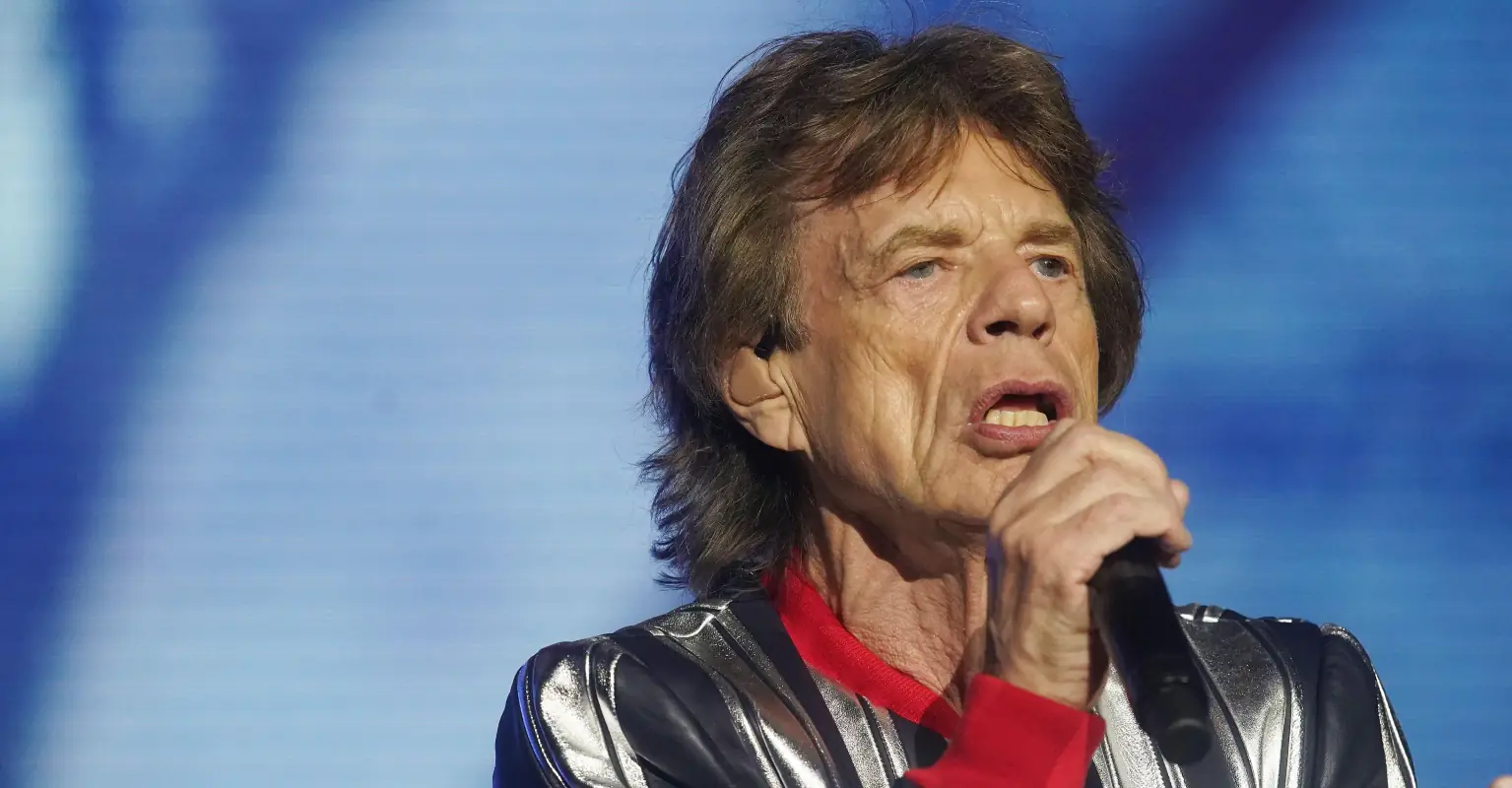 Nobody recognized Mick Jagger when he grabbed a beer at local bar night before Rolling Stones concert