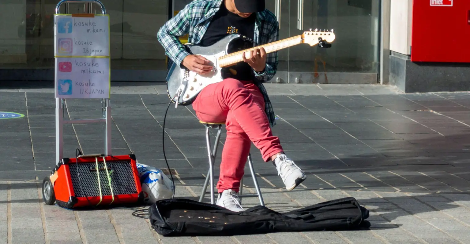 Busker rewarded with instant 'good karma' after giving homeless man money for food