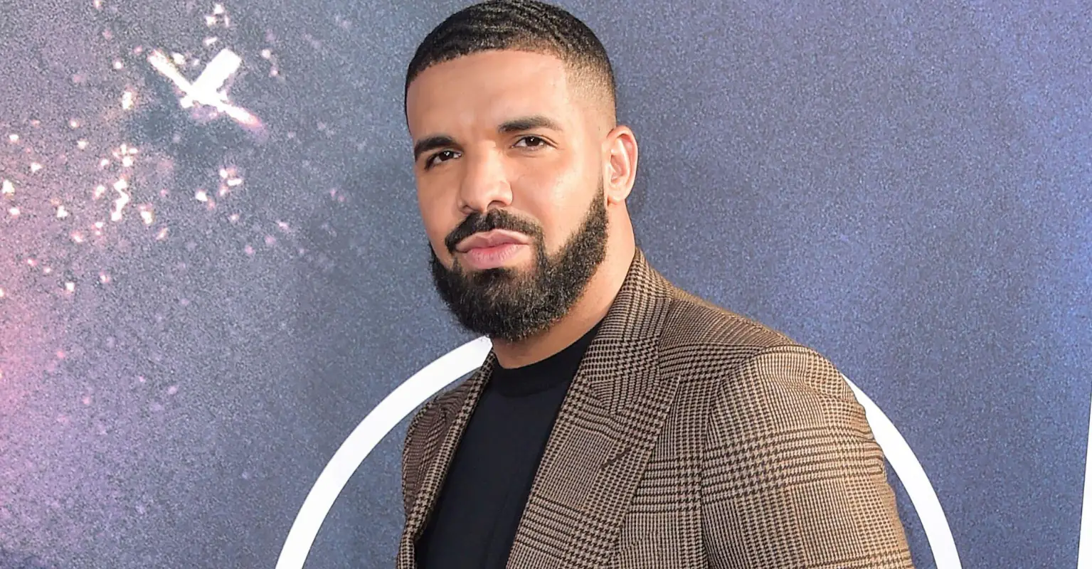 Fans speculate after Drake shares friendly pic with Taylor Swift