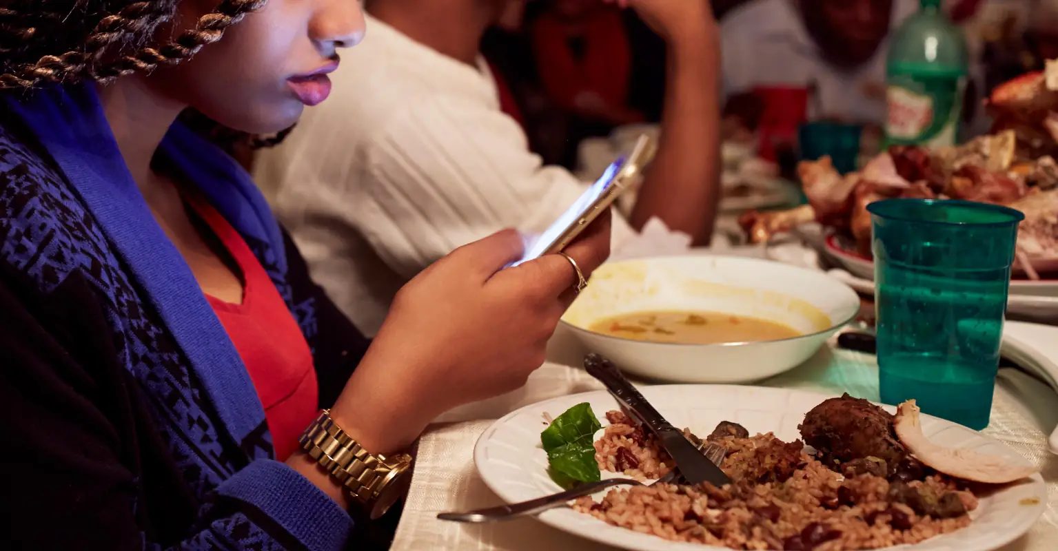 Employee told to work on Thanksgiving quits job after heated text exchange with boss