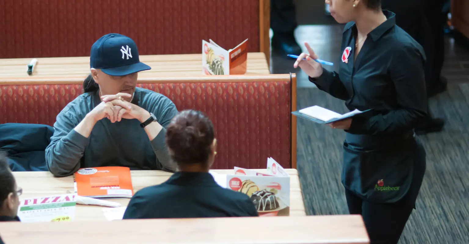 People divided after Applebee's customer tips just 9% and blames the holidays: 'Be understanding'