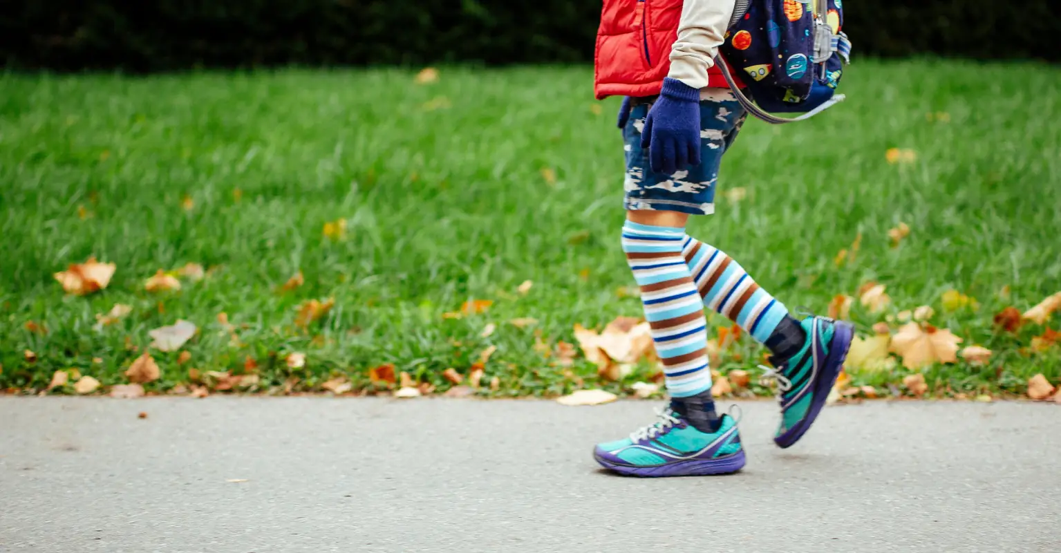 Dad divides internet after using leash to take his 5-year-old quintuplets for a walk
