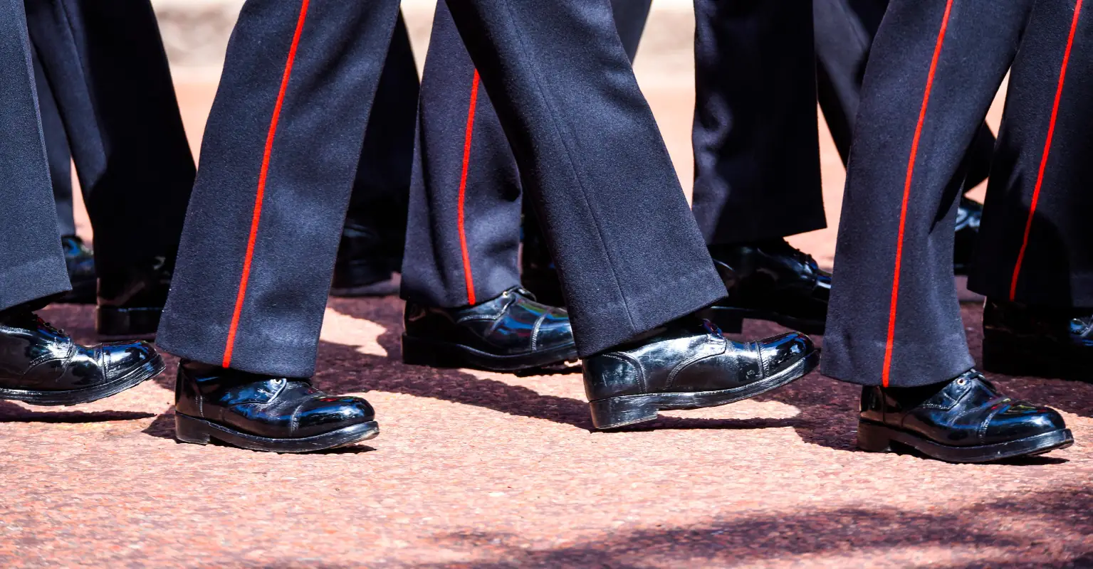 Royal guard tramples child that gets in his way near Tower of London in alarming video