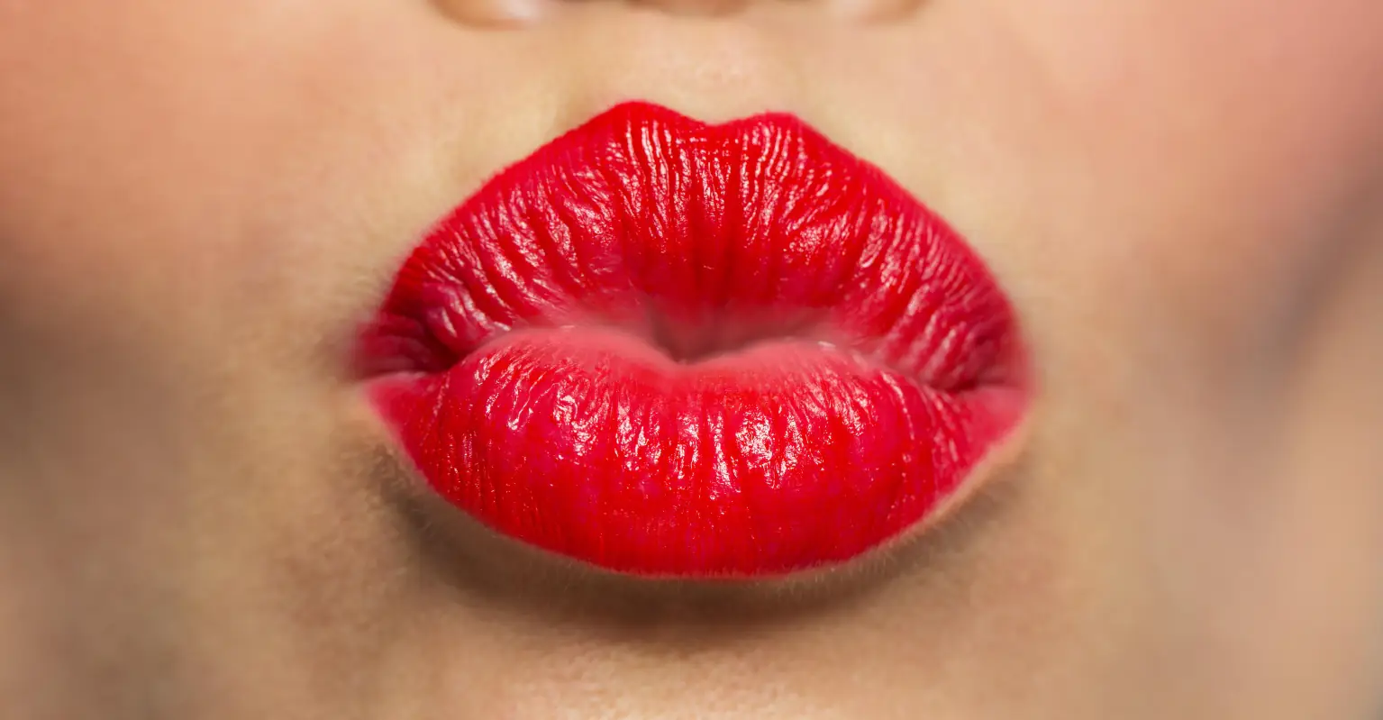 Woman slammed for kissing men's shirts as it 'deliberately ruins' their partners' trust