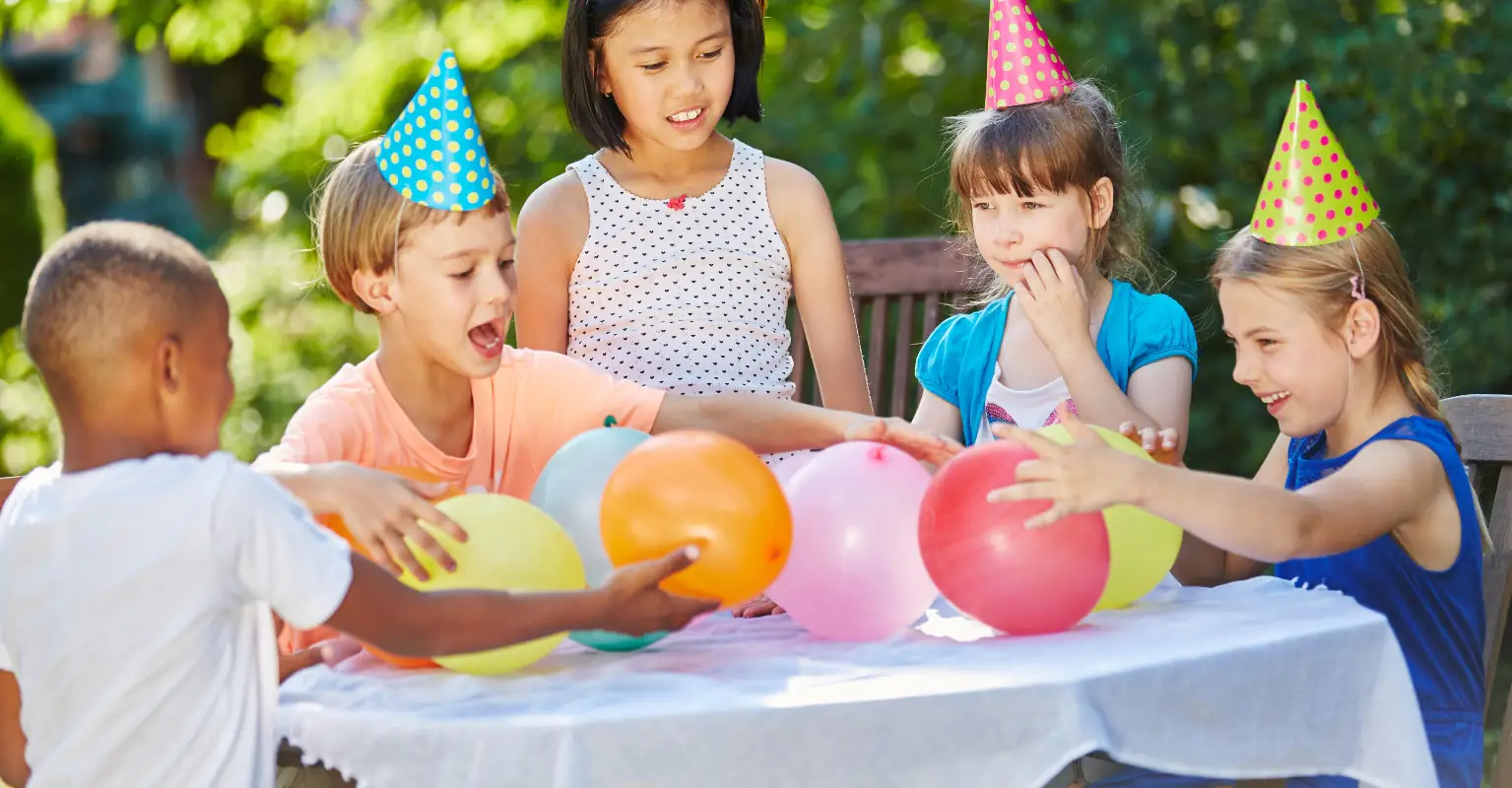 Teacher tells dad he has to invite all his son's classmates to birthday party, social media users respond