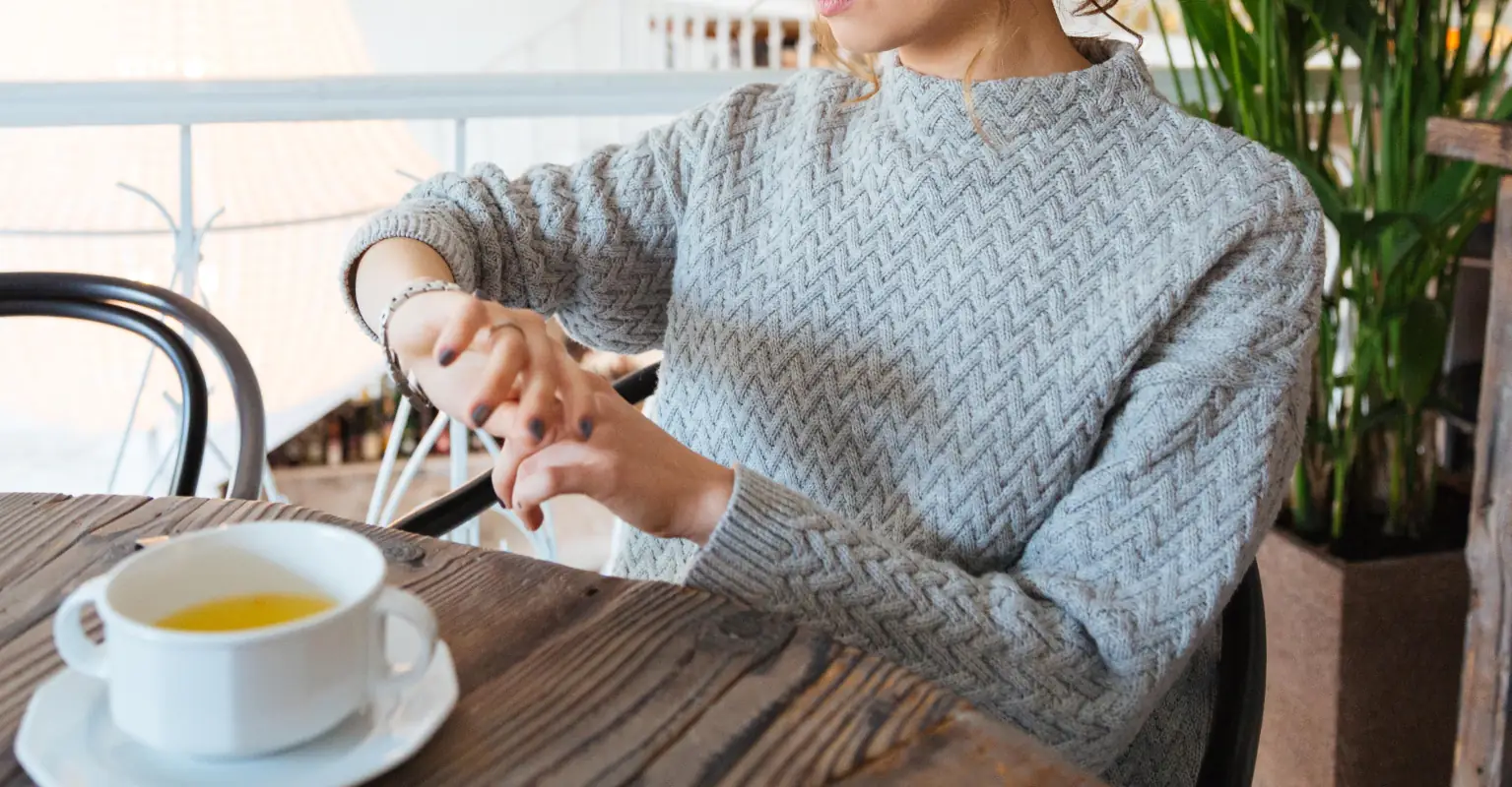 Woman shamed by fellow restaurant-goer for outfit sparks upsetting discussion about women's bodies on Twitter