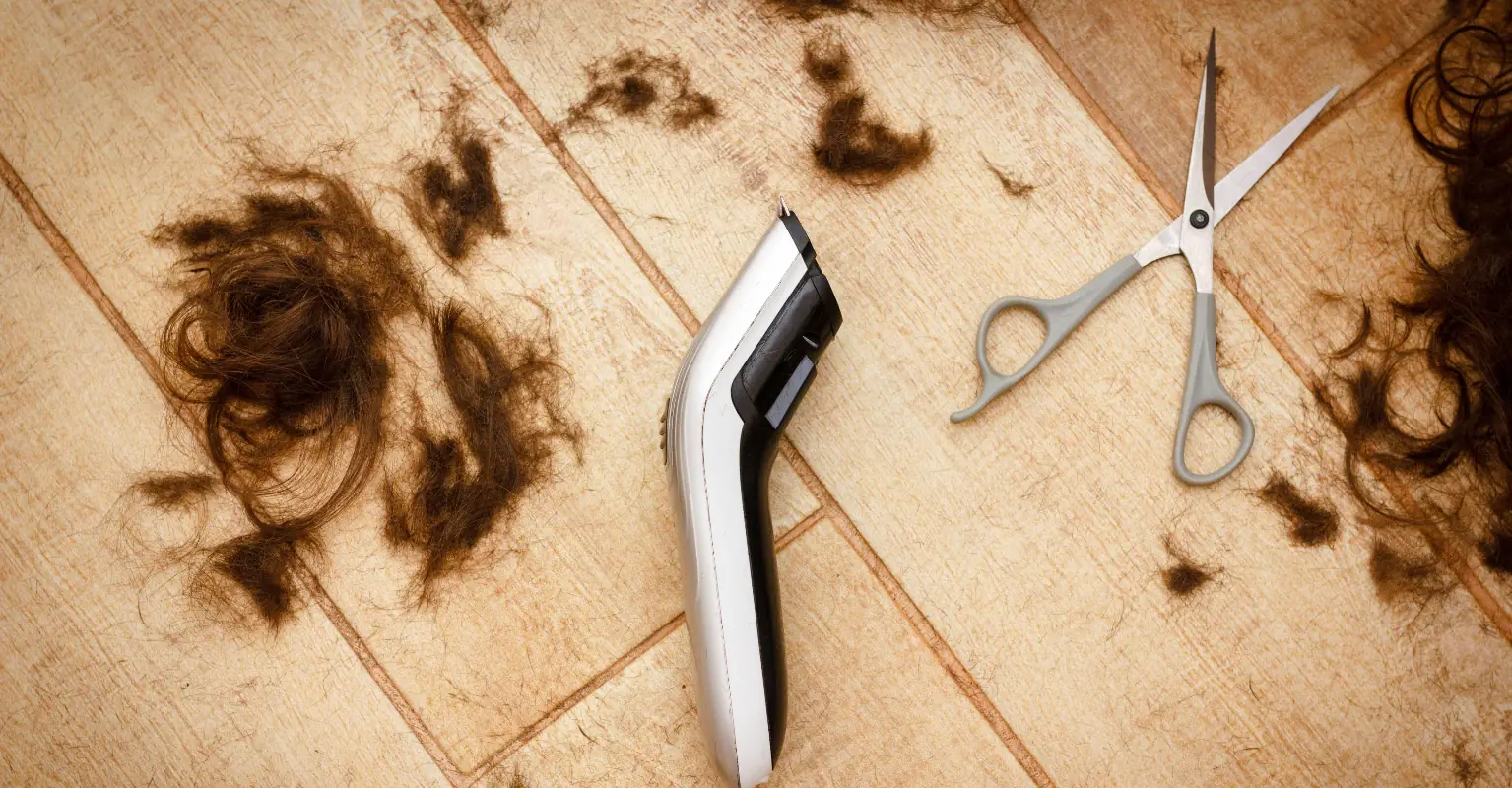Moment husband shaves his own head to show support to wife battling cancer
