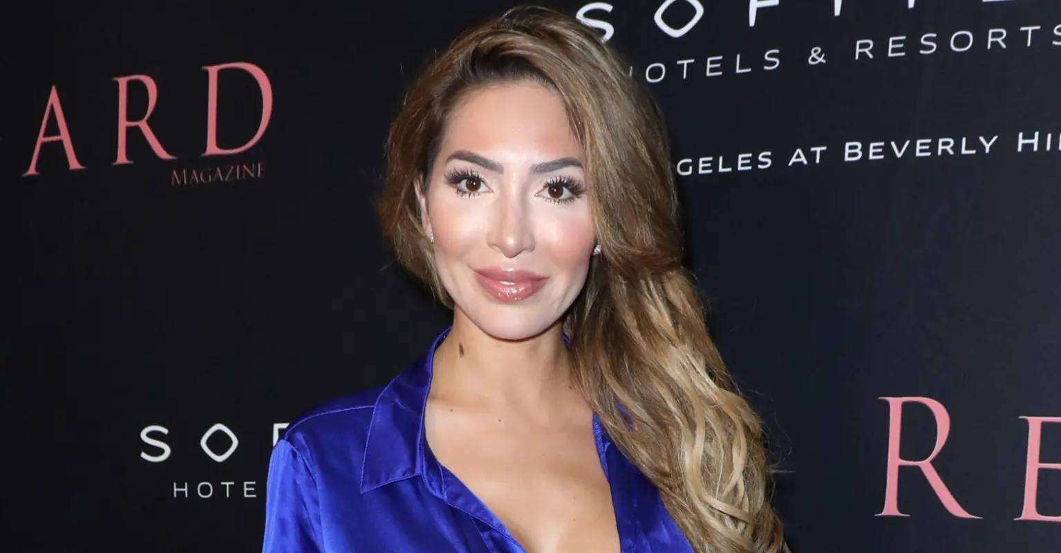 Farrah Abraham slams restaurant for telling her to put on a top: ' I have a top on'