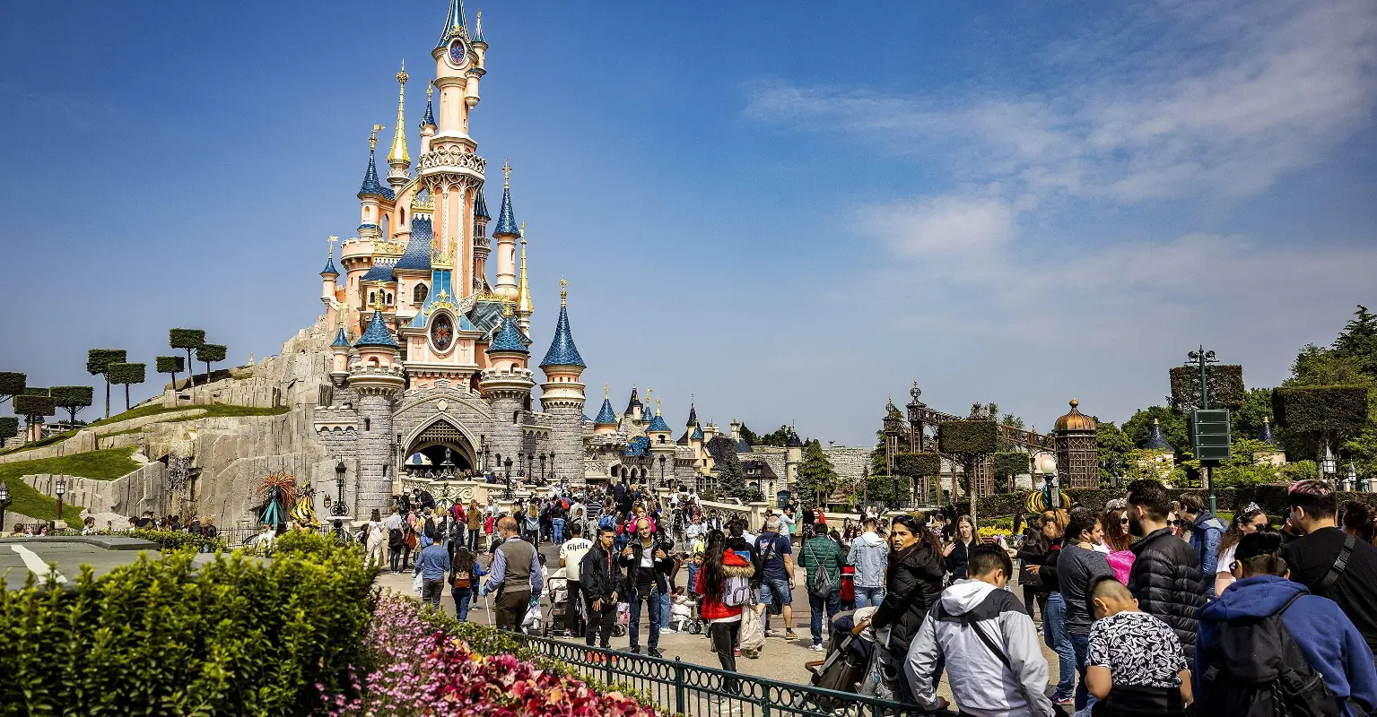 'Magical moment' Disney's Queen Anna signs to deaf 11-year-old