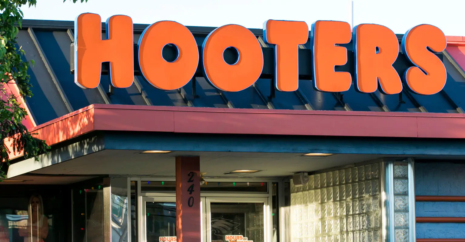 Hooters divides social media users after sponsoring under-10s soccer team