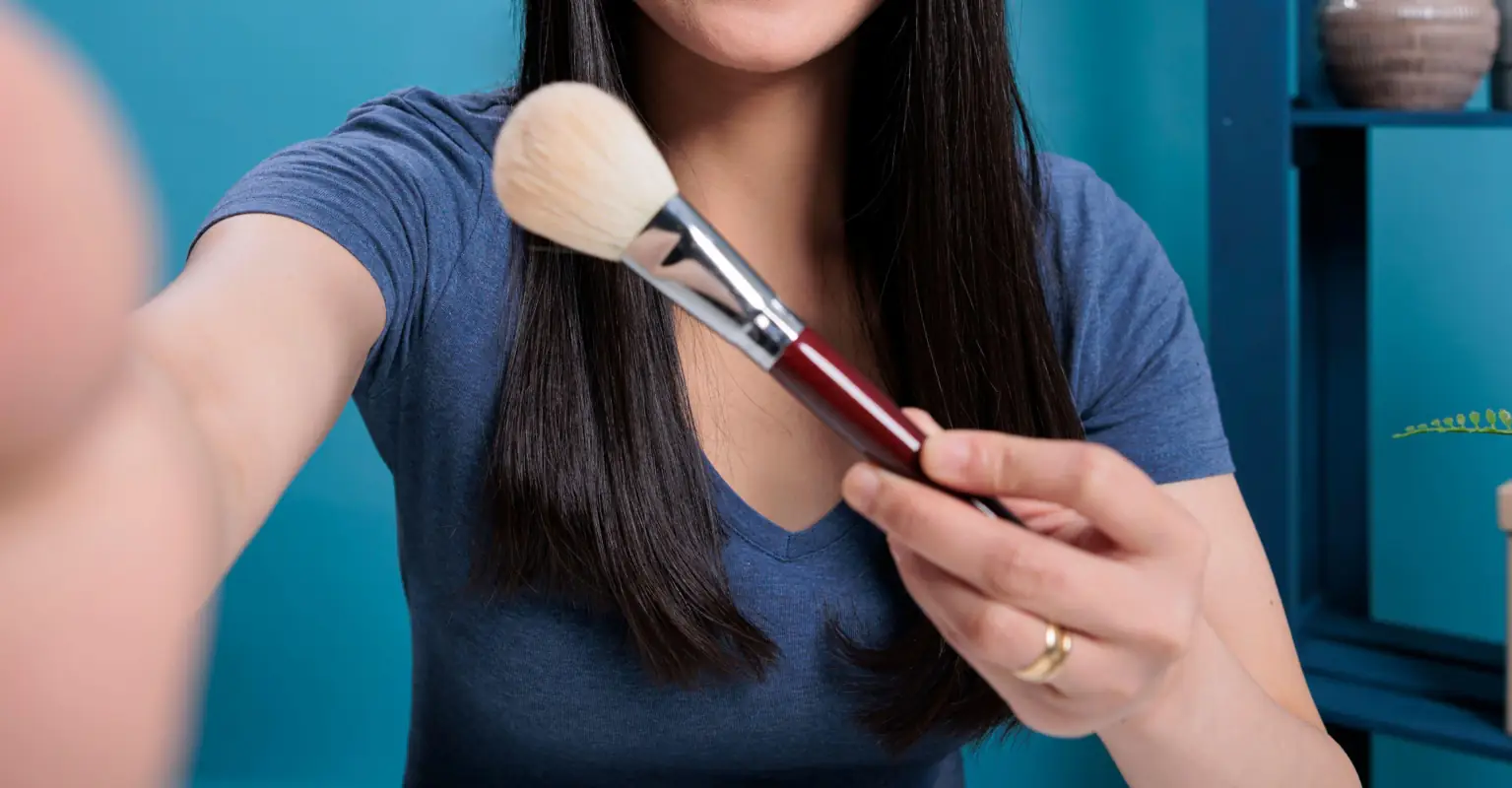 Woman 'ugly' without makeup shows off dramatic transformation and people are calling it 'magic'