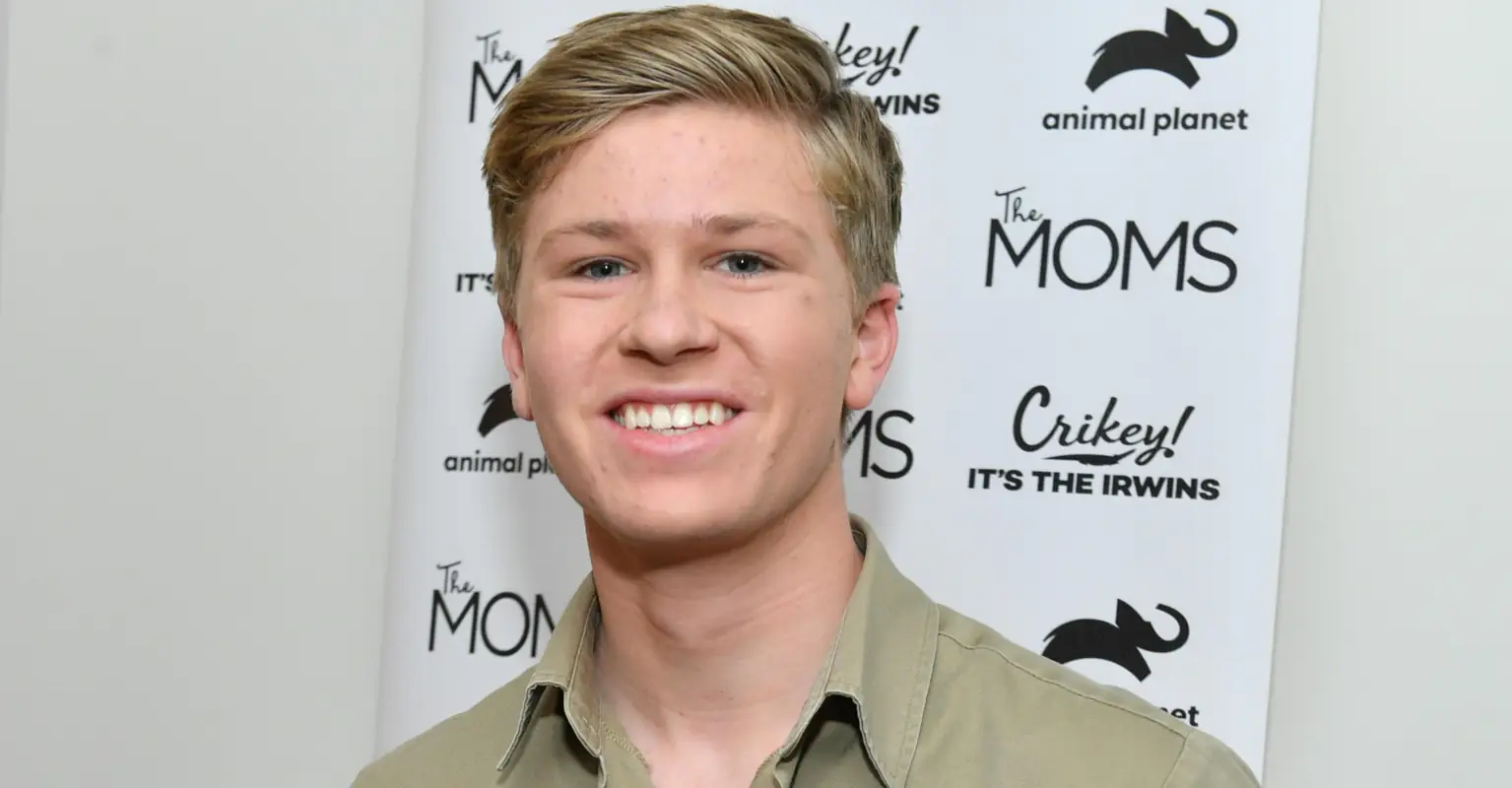 Persistent woman asks for 18-year-old Robert Irwin's number and fans are calling her out