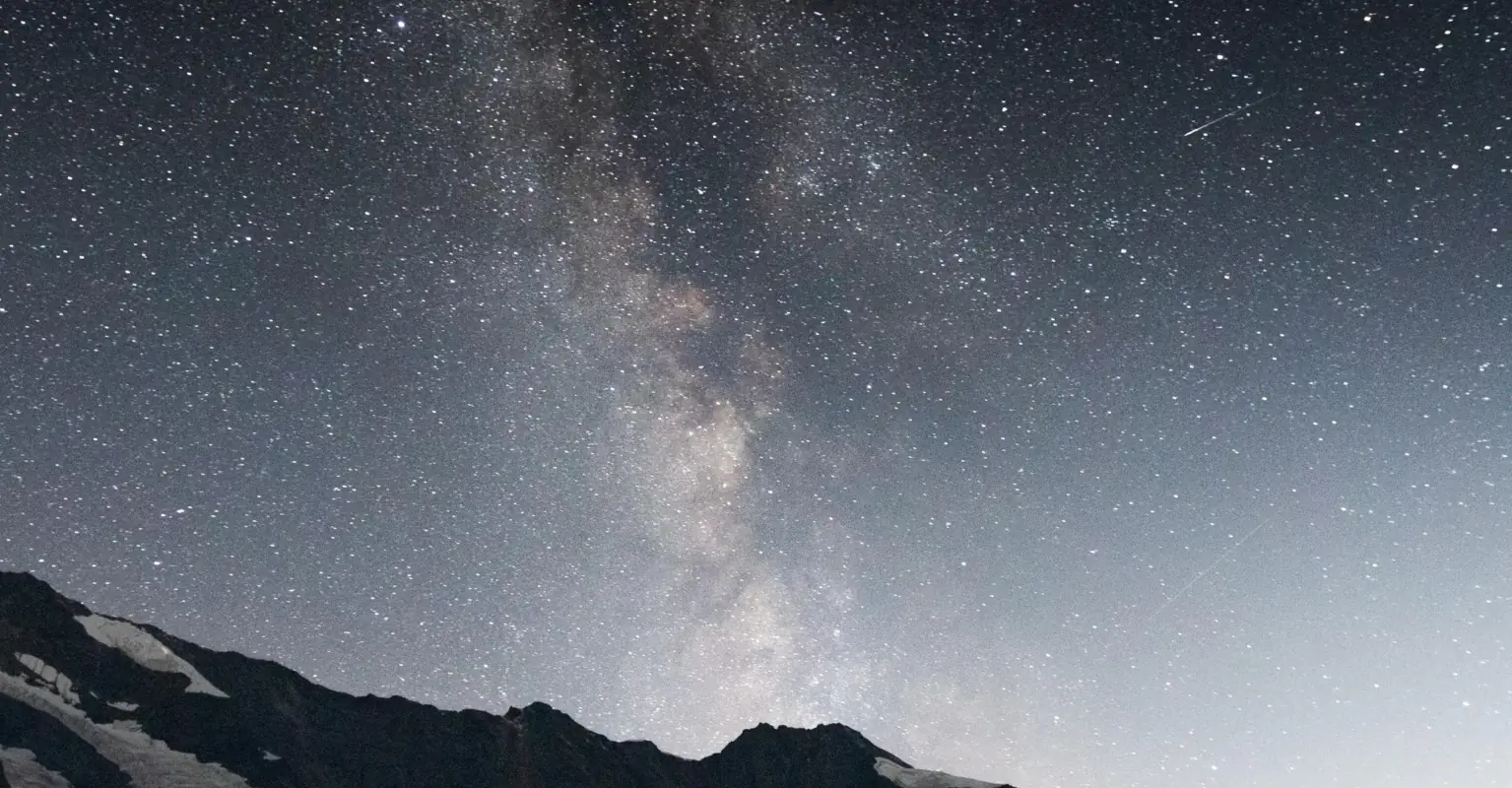 Bizarre blue swirls in night sky baffle New Zealand residents
