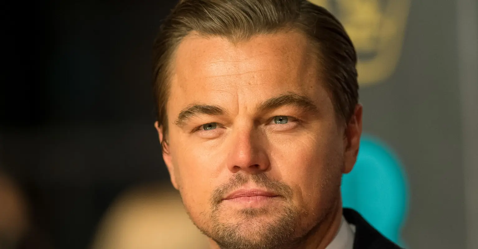 Girlfriend of Leonardo DiCaprio, 47, stuns at the beach with her lookalike mom, 46