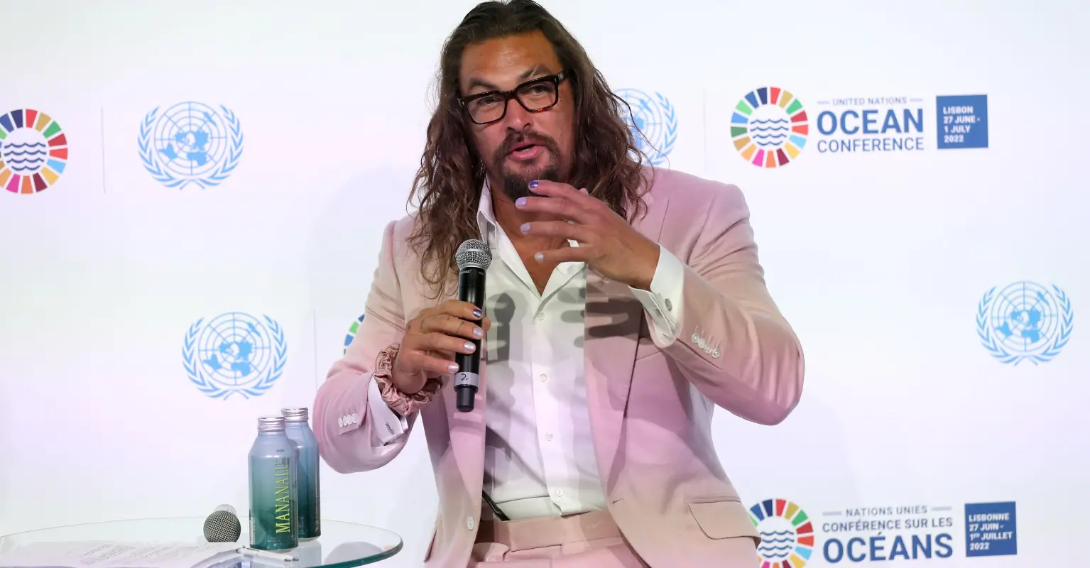 Jason Momoa spotted handing out water bottles on Hawaiian Airlines flight in wholesome video