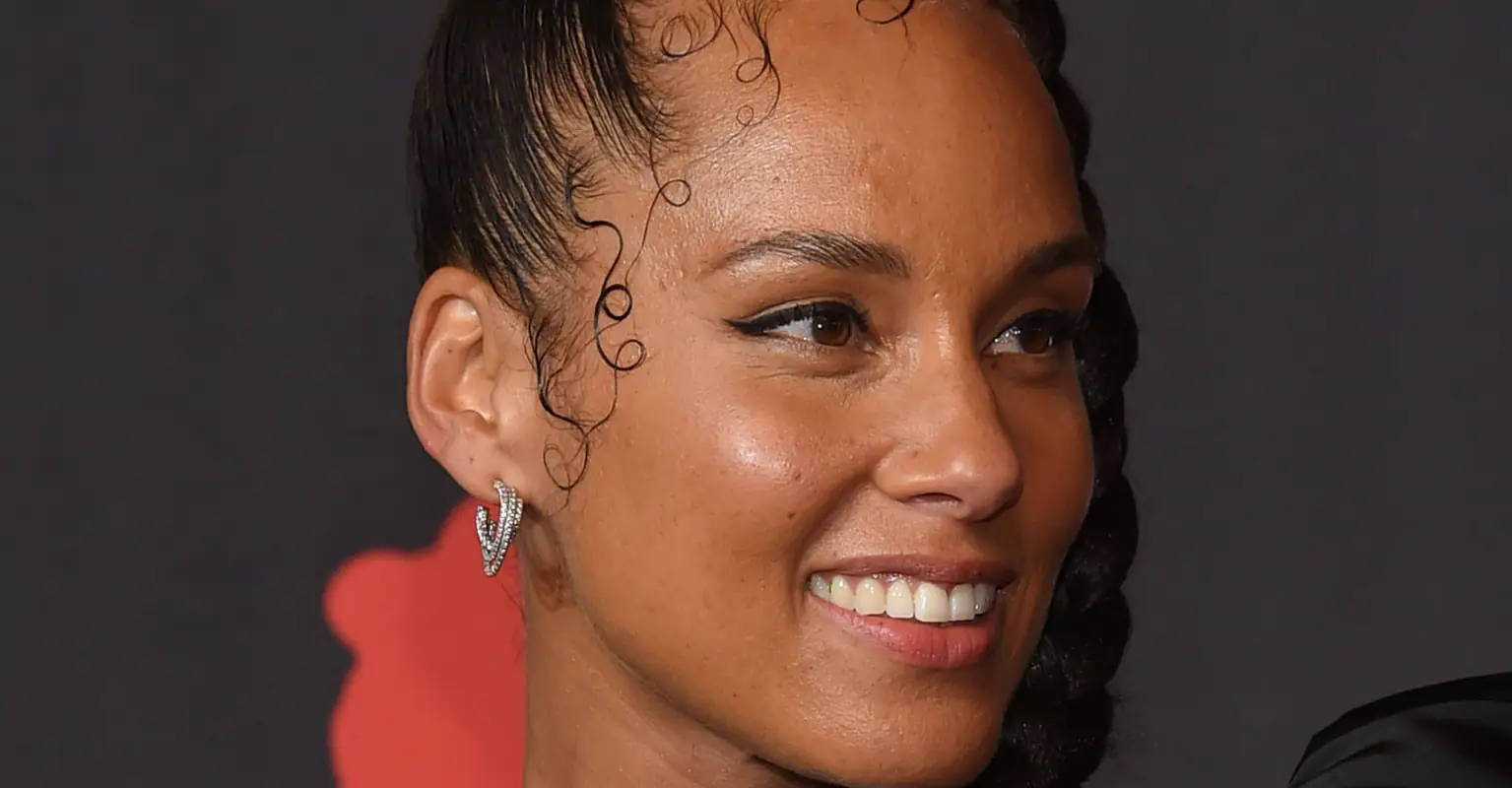 Alicia Keys responds to fan grabbing her by the head and kissing her face at concert