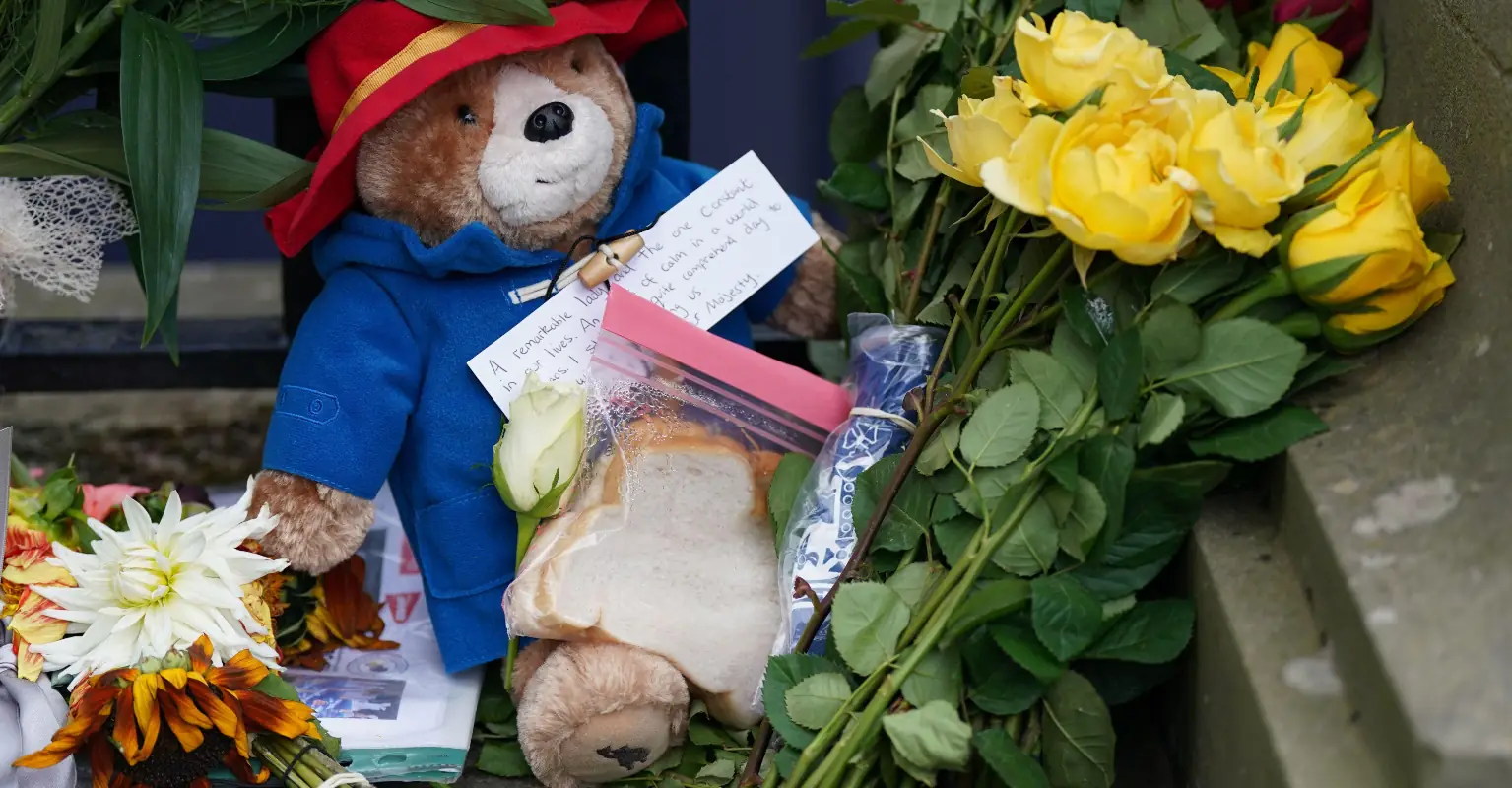 Mourners are leaving marmalade sandwiches for the Queen, royal officials respond