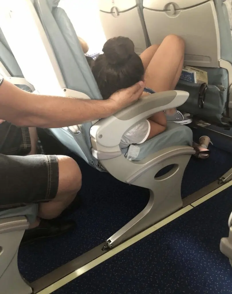 Man cradles his daughter's head for 45 minutes so she could sleep during a flight - Article Image 1