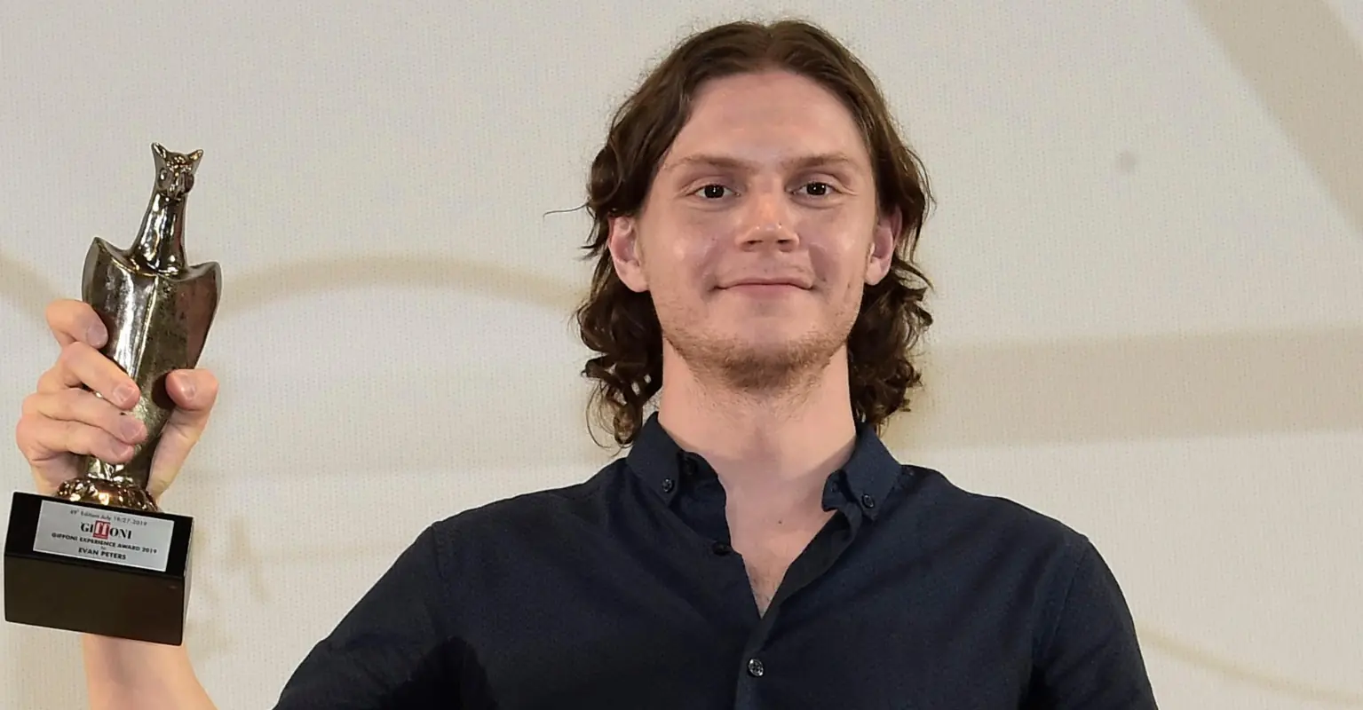 People urge viewers not to 'romanticize' Jeffrey Dahmer just because he's played by Evan Peters