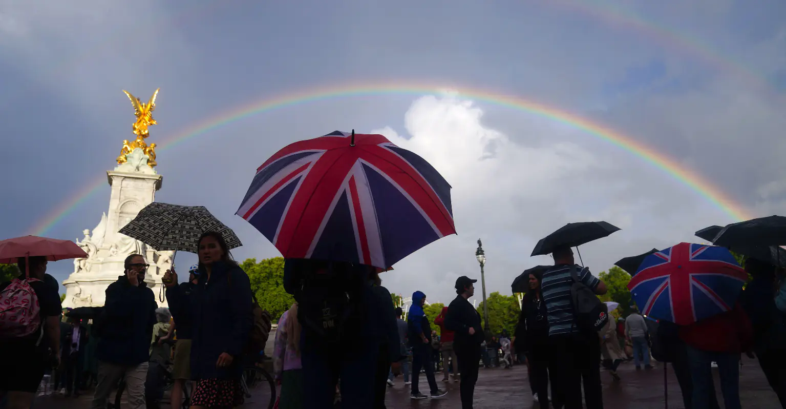 Double rainbow appears over Buckingham Palace as people gather to mourn Queen