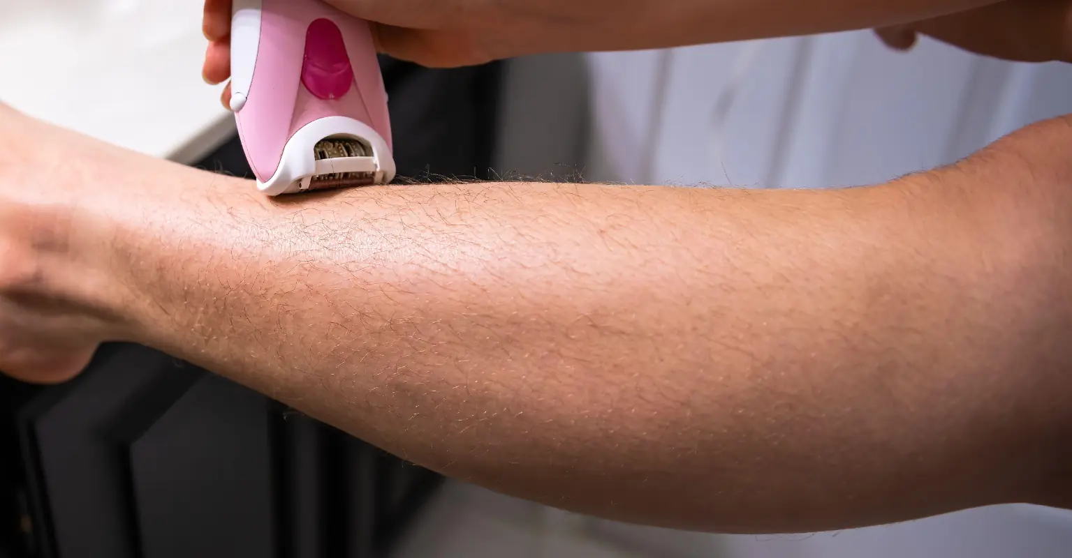 Woman sends boyfriend photo of her hairy legs and people call out his 'red flag' response