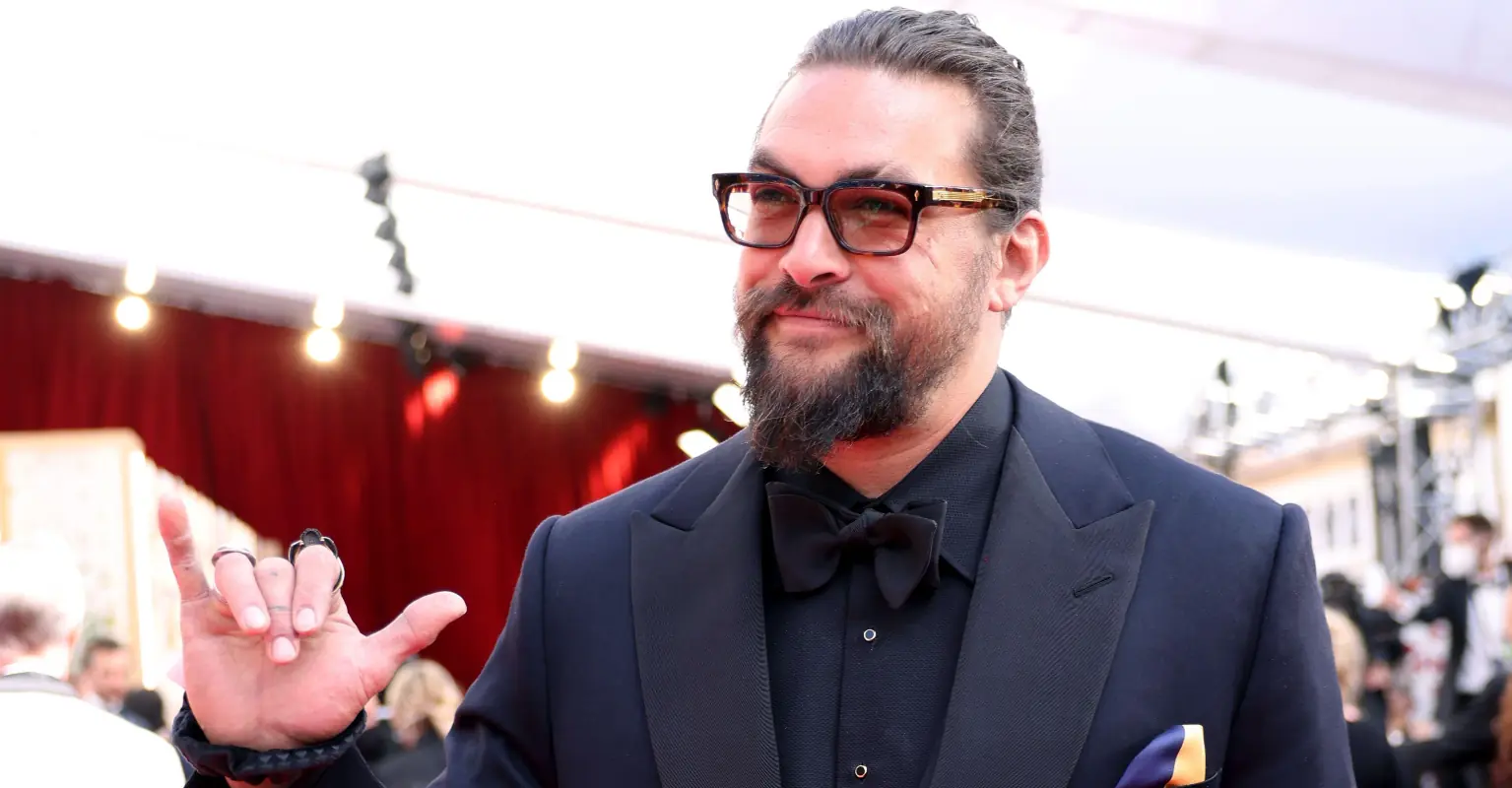 Jason Momoa proudly bares his butt once again in traditional Hawaiian malo