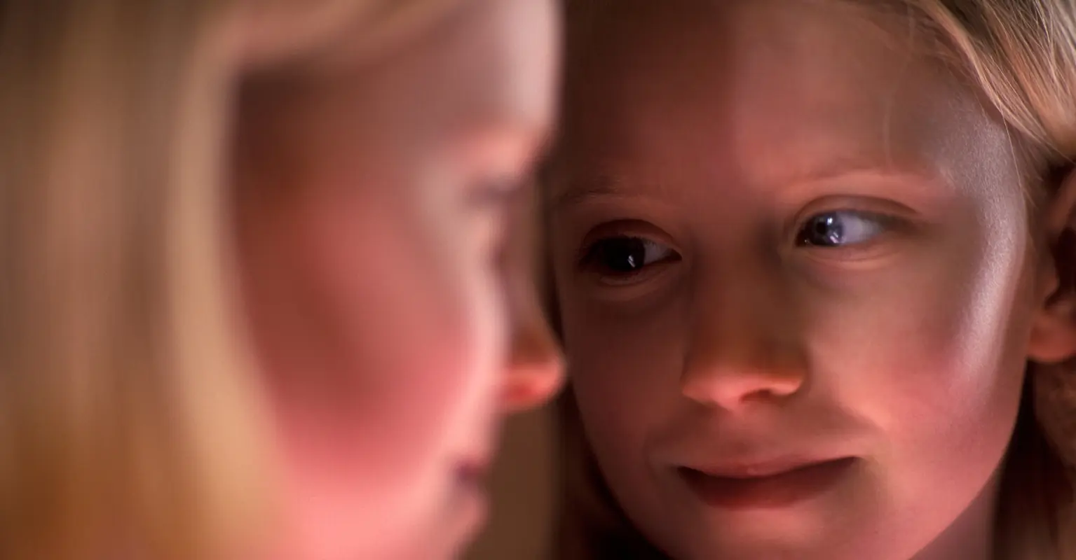 People are having a hard time figuring out how many girls are in this photo