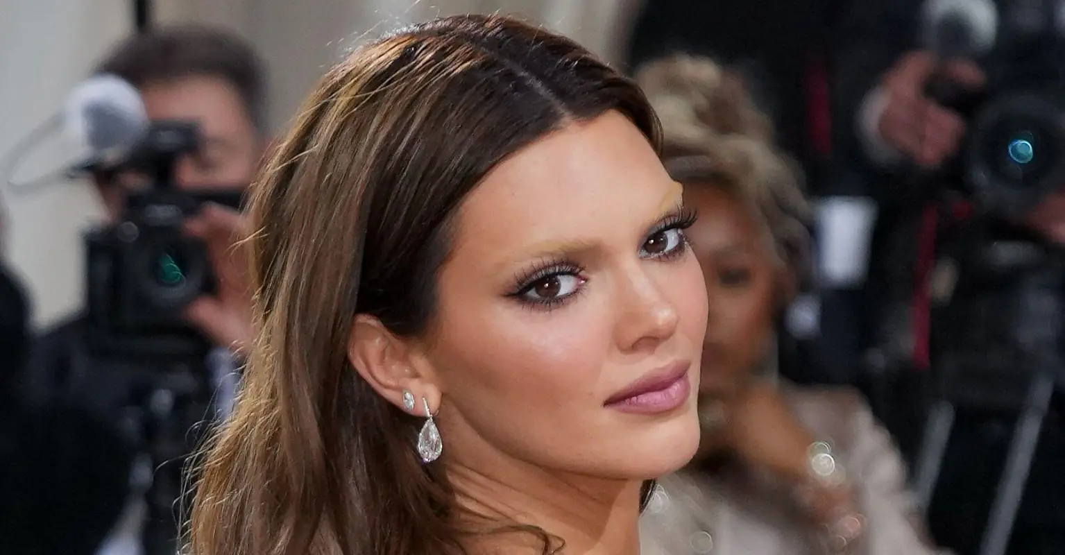 Kendall Jenner peed on her feet on the way to the Met Gala