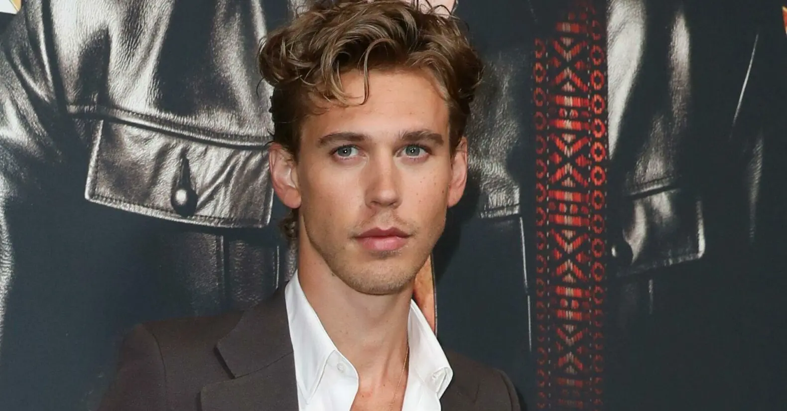 Austin Butler breaks down as he dedicates Saturday Night Live hosting gig to his late mom