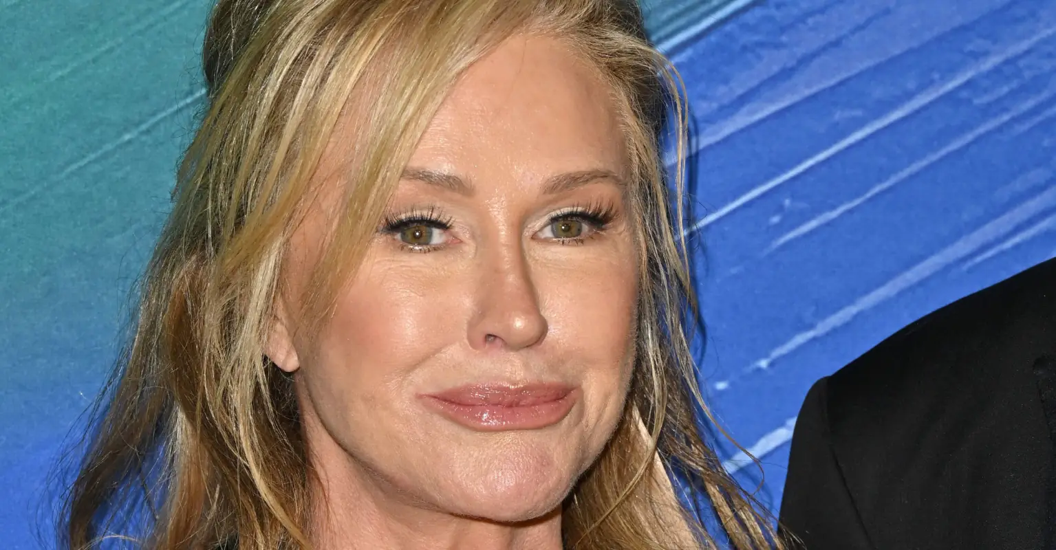 Kathy Hilton applied lip gloss on stage during Mariska Hargitay's award acceptance speech