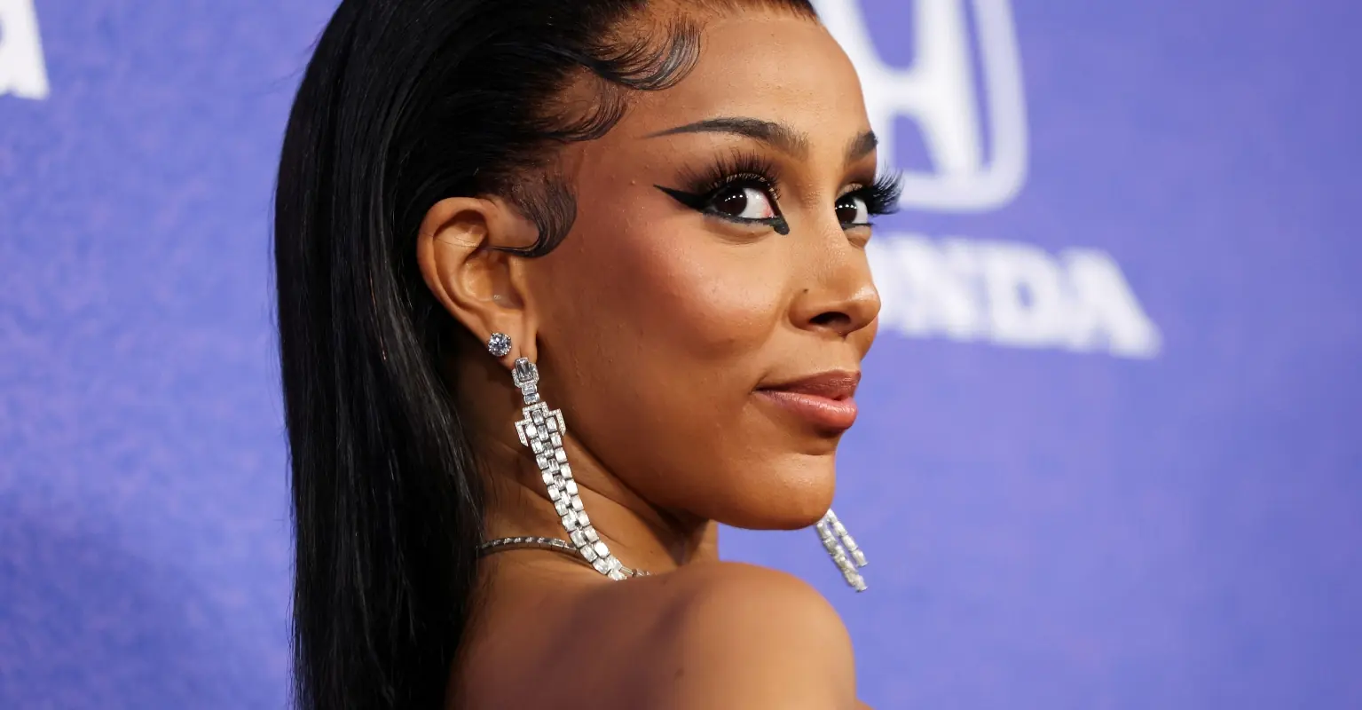 Doja Cat's fashion show look is triggering people's trypophobia