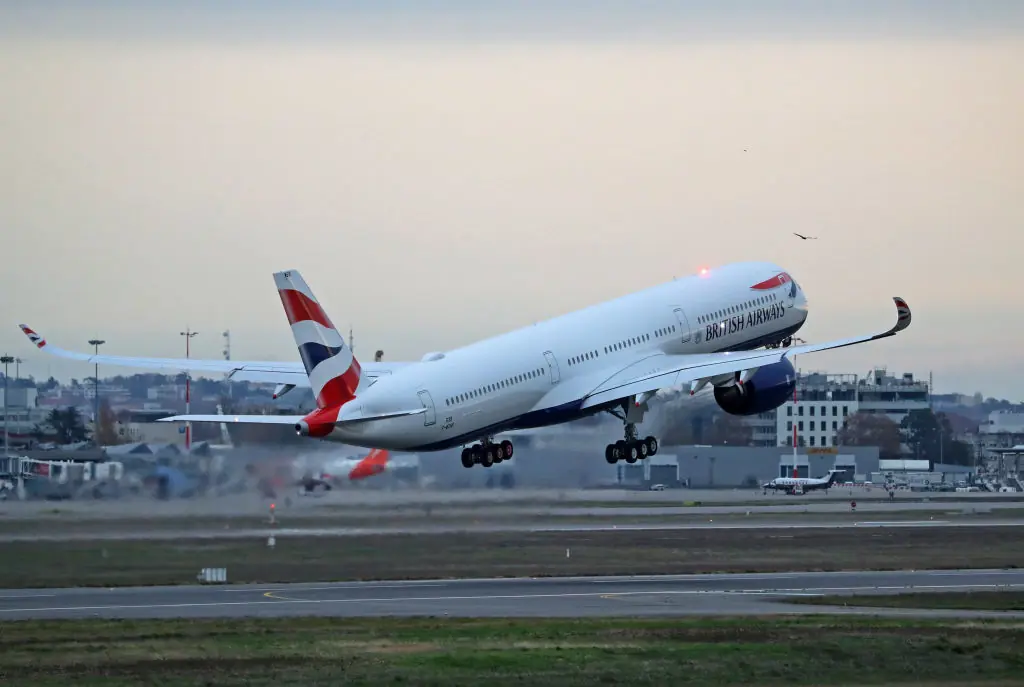 Flight crew recalls terrifying moment captain was sucked out of plane's cockpit window - Article Image 2