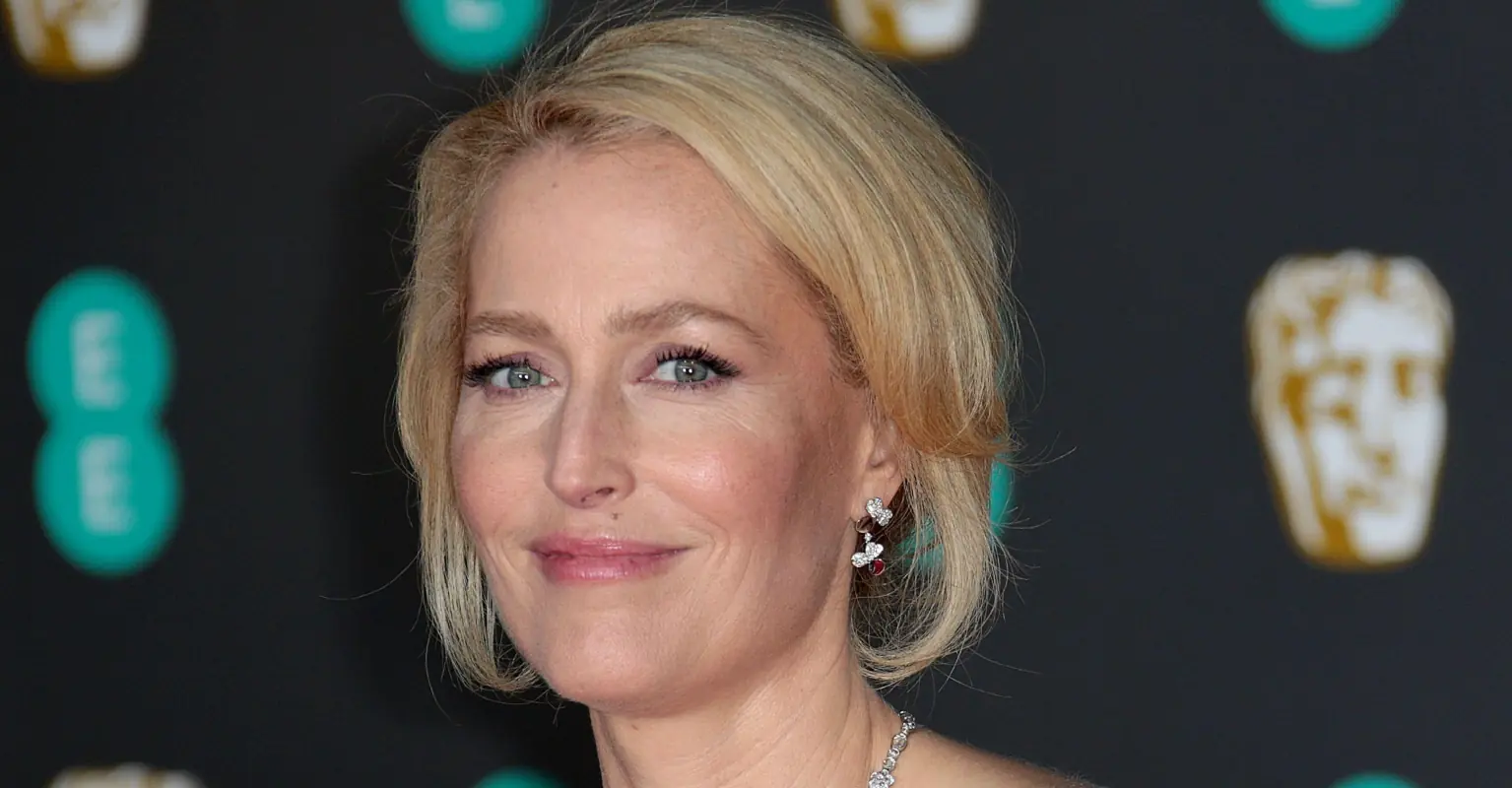 Gillian Anderson declares 'God is a woman' after rare type of cloud appears in the sky