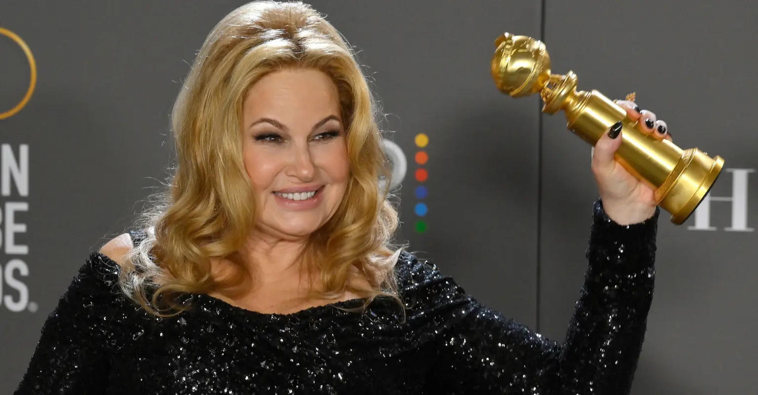 Jennifer Coolidge drops F-bomb during chaotic Golden Globes acceptance speech
