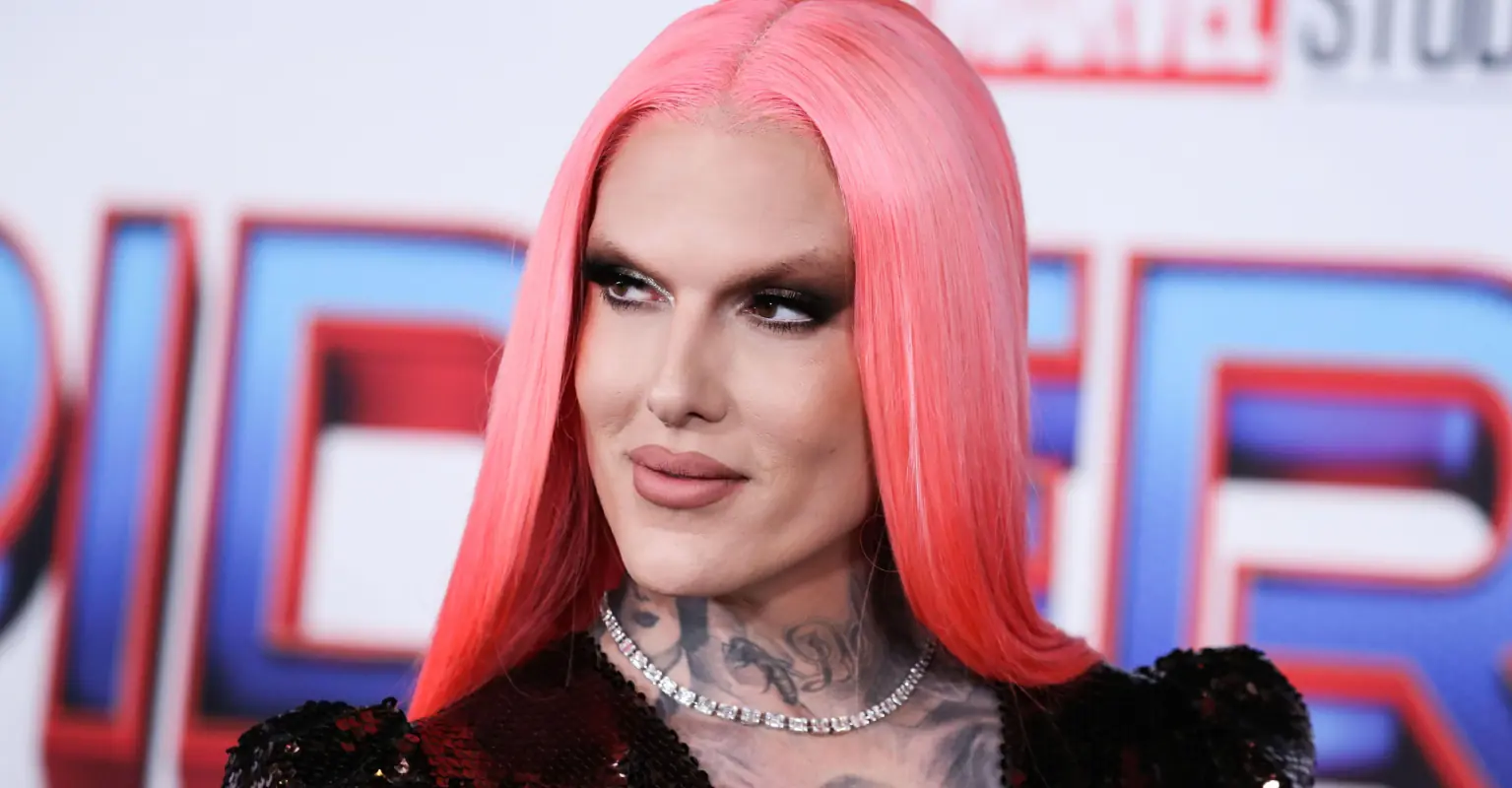 Jeffree Star shares photo of him and 'NFL boyfriend' on a private jet