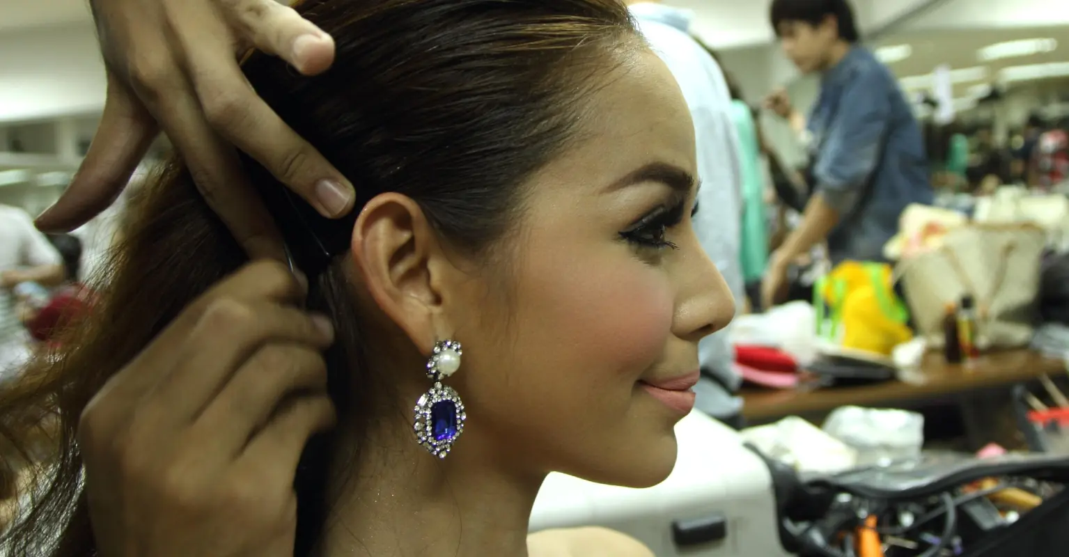 Miss Thailand leaves the crowd stunned in dress made of soda tabs