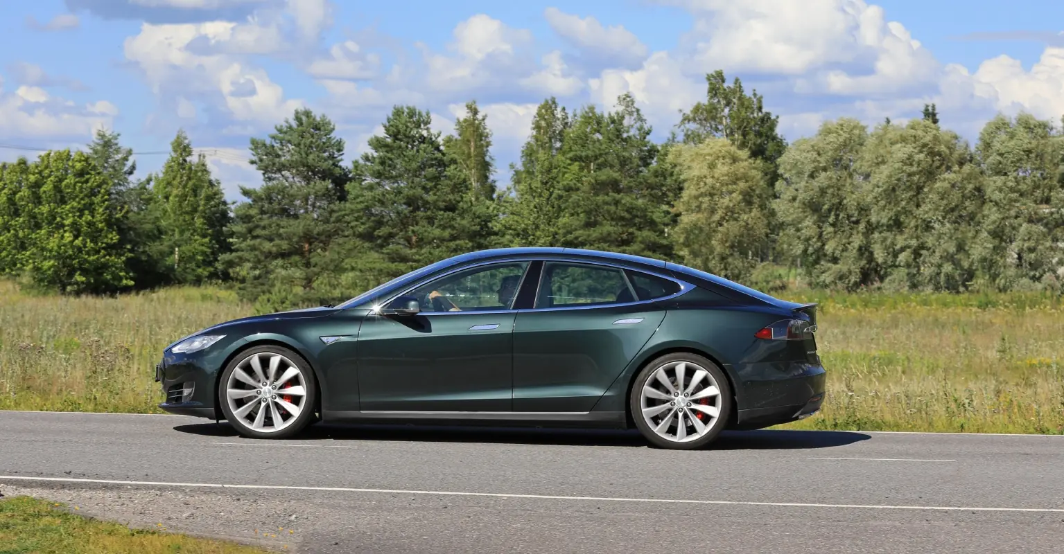 Man arrested for attempted murder after Tesla plunges 250 feet over cliff