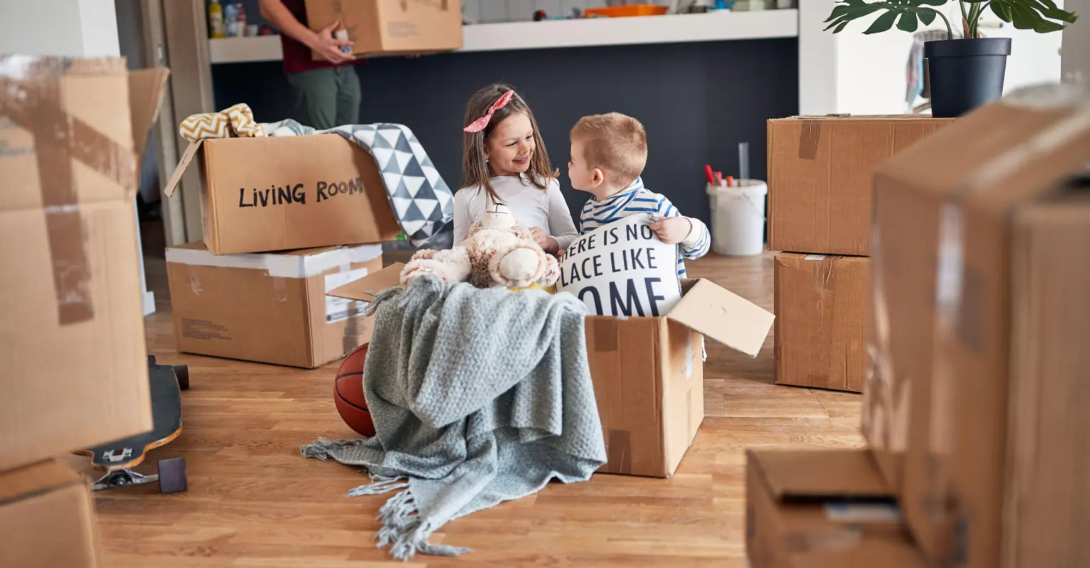 Mom sparks debate after putting her toddlers in cardboard box with crayons while she does chores