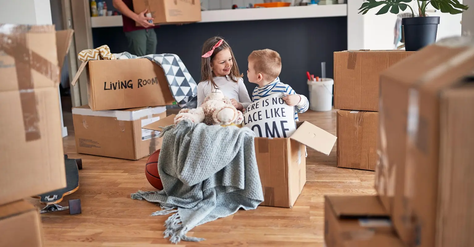Mom sparks debate after putting her toddlers in cardboard box with crayons while she does chores