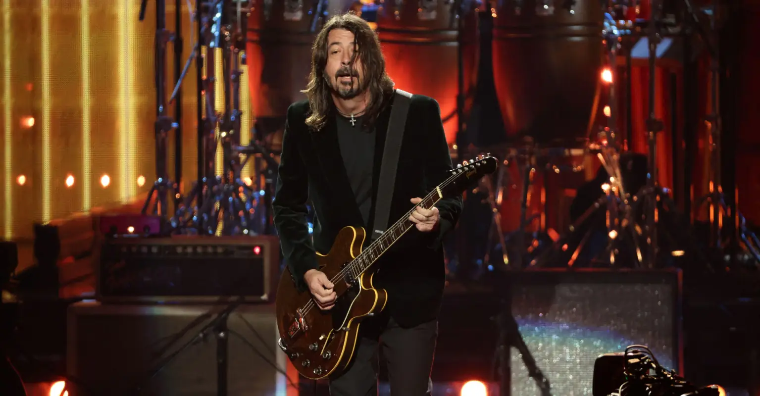 Dave Grohl cooks for 16 hours, making food for 450 homeless people