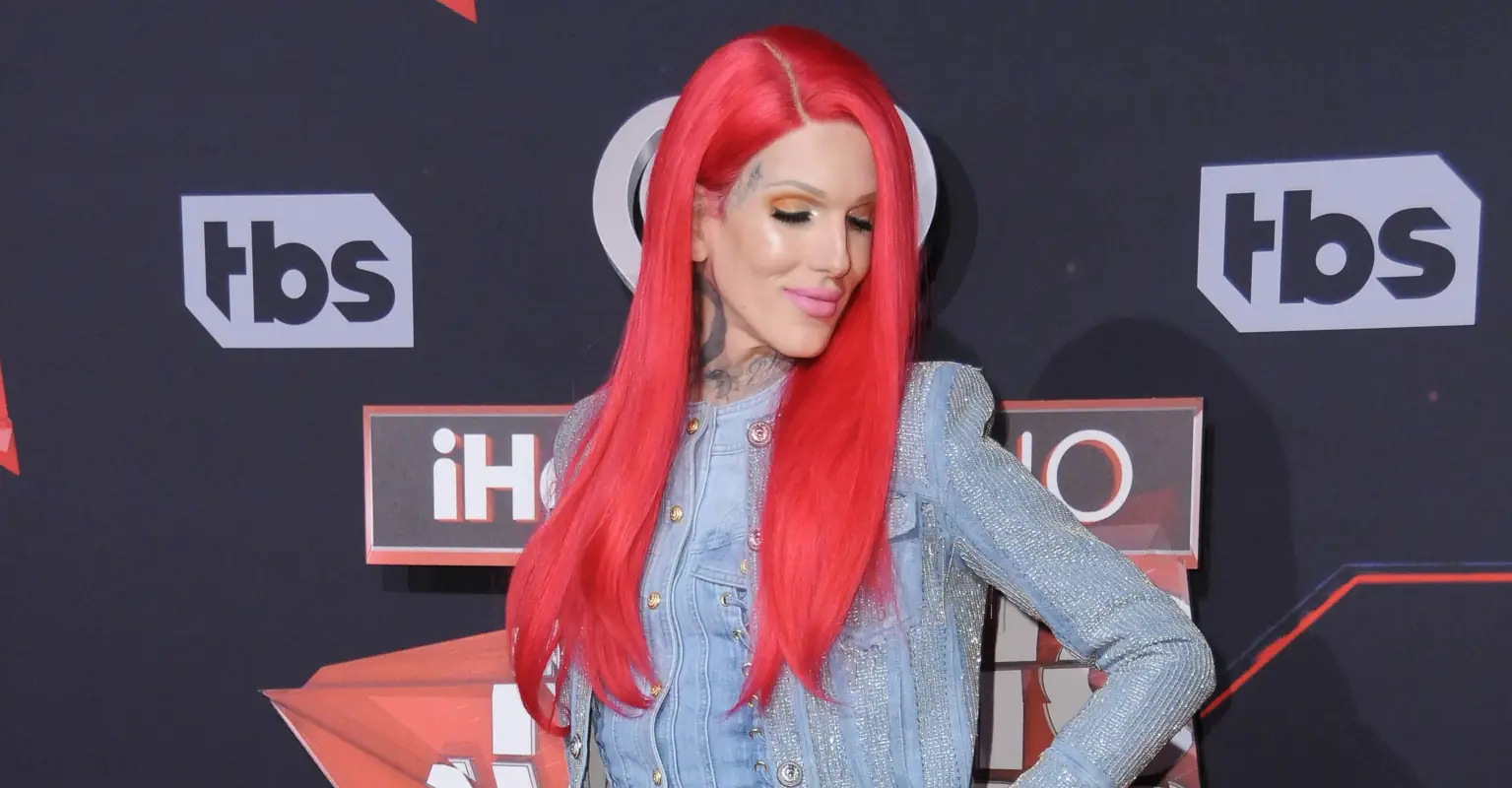 Jeffree Star teases being in bed with a football player after his 'NFL boo' was revealed