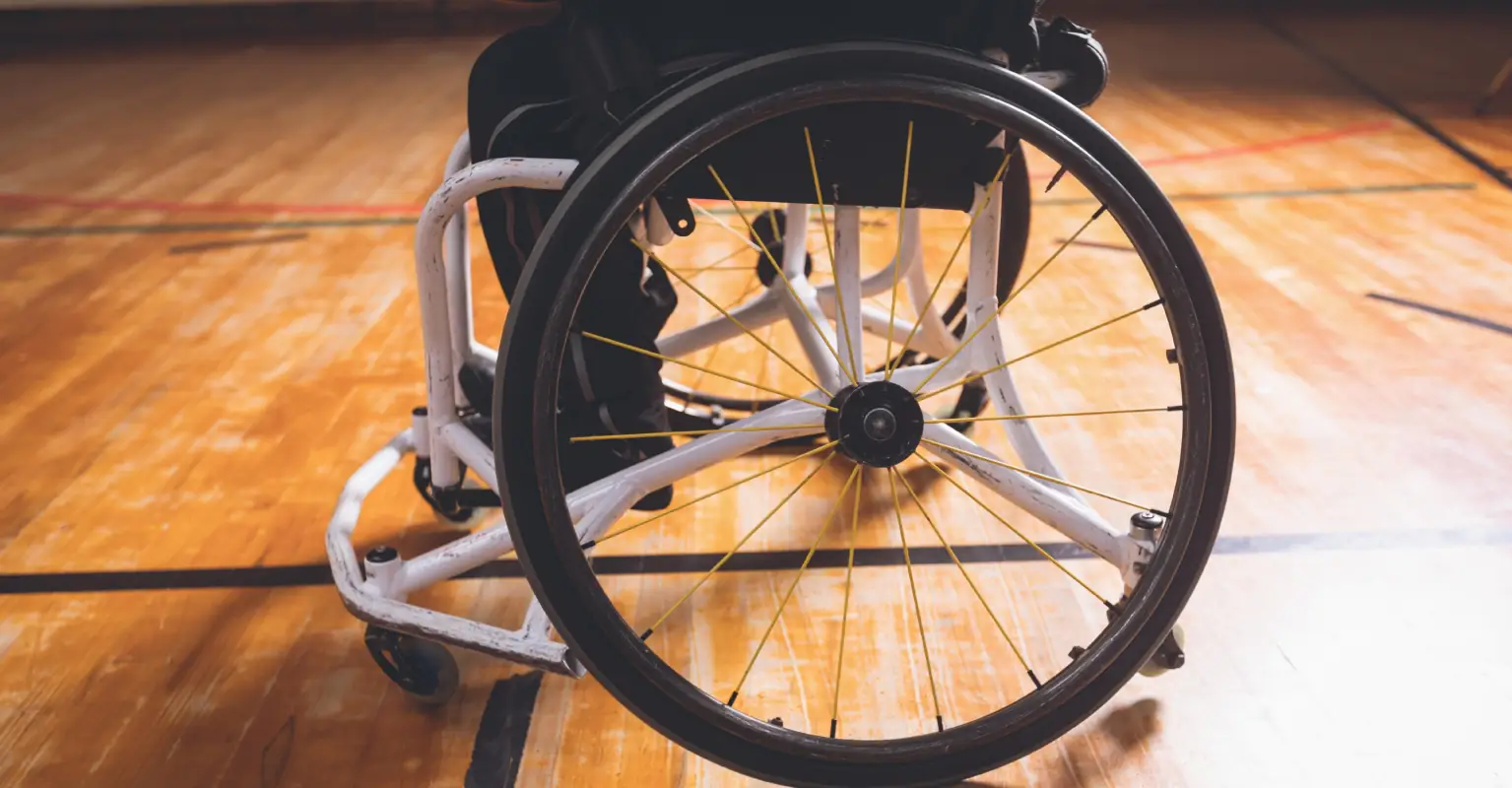 Wheelchair basketball player who was forced to crawl out of flight dies unexpectedly at 34