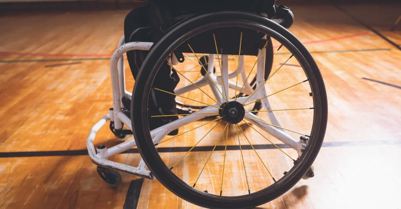 Wheelchair basketball player who was forced to crawl out of flight dies unexpectedly at 34
