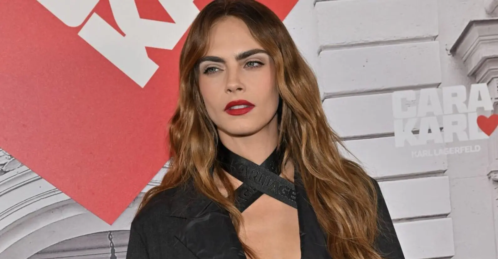 Cara Delevingne shows off epic Rihanna T-shirt at the Super Bowl